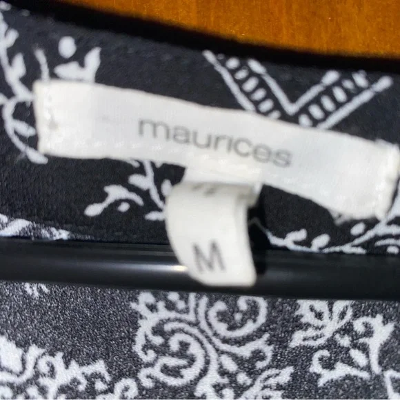 MAURICES Women’s Zip Neck sleeveless Blouse. Black & White SIZE MEDIUM - Picture 6 of 6